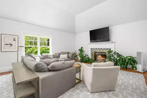 Living - 140 Seapuit Rd, Osterville, MA 02655 photo 3 of 5