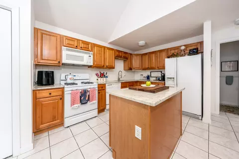Kitchen - 32 Red Cedar Rd UNIT 32, Mashpee, MA 02649 photo 5 of 5