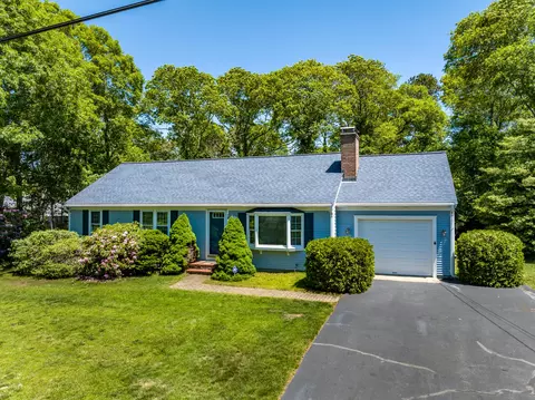 18 Goat Field Ln, Hyannis, MA 02601
