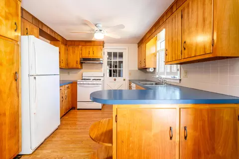 Kitchen - 41 Brezner Ln, Centerville, MA 02632 photo 2 of 4