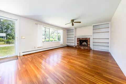 Living - 41 Brezner Ln, Centerville, MA 02632 photo 2 of 4