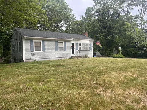 113 Fawcett Ln, Hyannis, MA 02601
