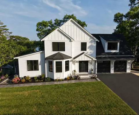73 Lake Shore Dr, Teaticket, MA 02536