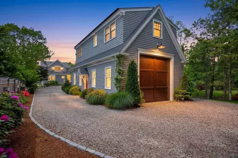 357 Monomoscoy Rd, Mashpee, MA 02649