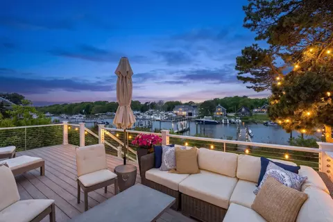 Exterior - 357 Monomoscoy Rd, Mashpee, MA 02649 photo 5 of 8