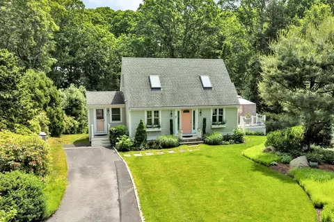 7 Cachalot Ln, Falmouth, MA 02540