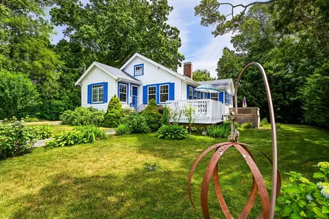 5 Hamlin Ave, Falmouth, MA 02540