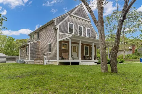 28 Grovedale Rd, Oak Bluffs, MA 02557