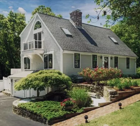 27 Crestview Dr, East Sandwich, MA 02537