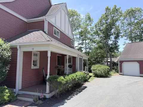 10 Village Green Cir UNIT 10, Mashpee, MA 02649