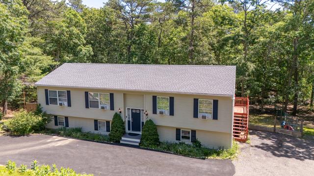 8 Raccoon Ln, Forestdale, MA 02644