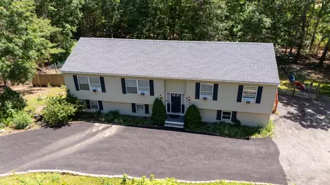 8 Raccoon Ln, Forestdale, MA 02644