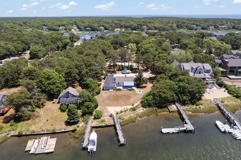 379 Monomoscoy Rd, Mashpee, MA 02649