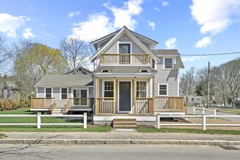 33 Vineyard Ave, Oak Bluffs, MA 02557