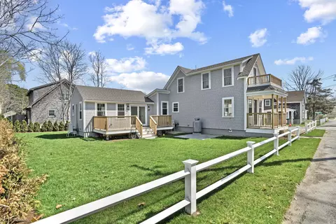 33 Vineyard Ave, Oak Bluffs, MA 02557