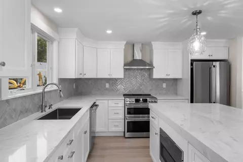 Kitchen - 75 Sipps Rd UNIT 75, Mashpee, MA 02649 photo 4 of 6