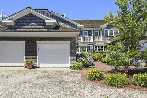18 Cape Codder Rd # -D, Falmouth, MA 02540