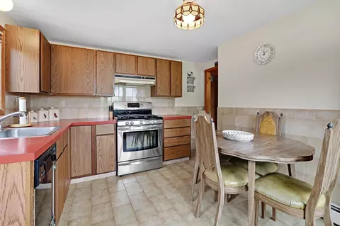 Kitchen - 17 Swift Ave, Wareham, MA 02571 photo 4 of 6