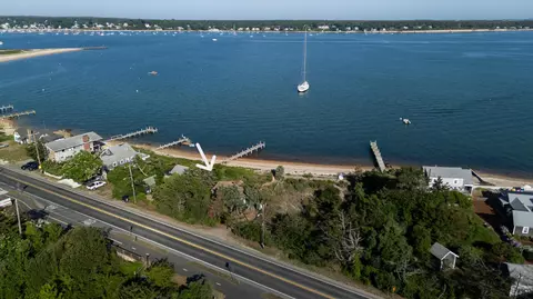 11 Beach Rd, Oak Bluffs, MA 02557