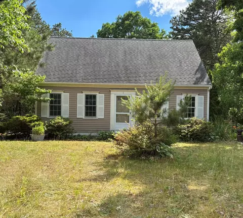 1 Castle Ln, Sandwich, MA 02563