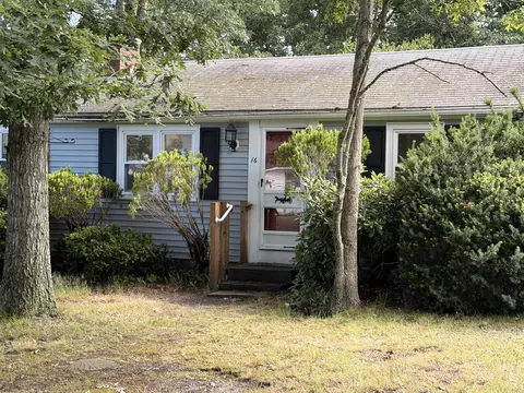 16 Lake Rd, West Yarmouth, MA 02673