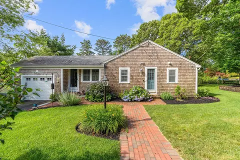 864 W Yarmouth Rd, Yarmouth Port, MA 02675