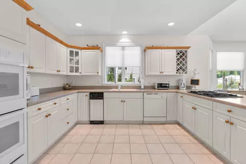 Kitchen - 14 Glenneagle Dr, Mashpee, MA 02649 photo 2 of 4
