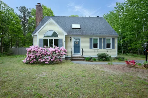 95 Rockville Ave, Hatchville, MA 02536