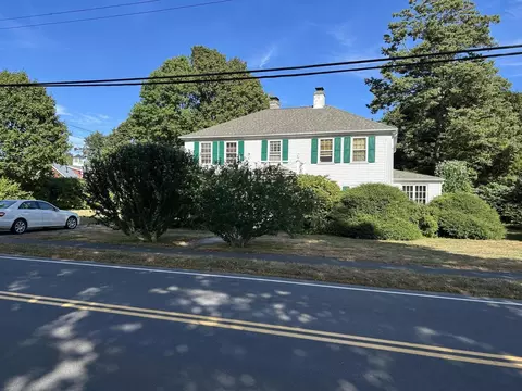 112 Shore St, Falmouth, MA 02540
