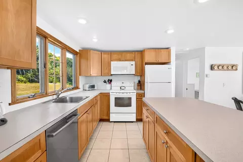 Kitchen - 7 Gull Ln, Cataumet, MA 02534 photo 3 of 4