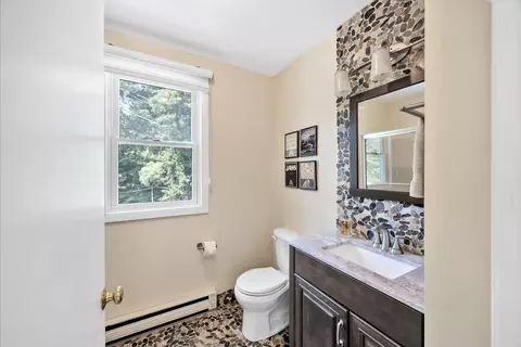 Bath - 15 Periwinkle Ln, Mashpee, MA 02649 photo 4 of 5
