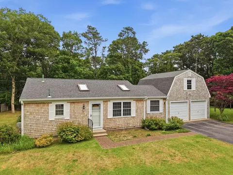 40 Cape Cod Ln, Barnstable, MA 02630