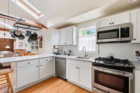 Kitchen - 40 Cape Cod Ln, Barnstable, MA 02630 photo 4 of 4
