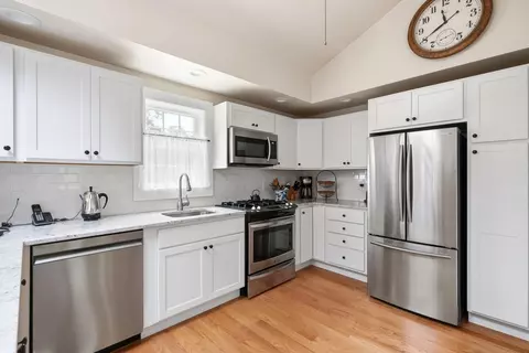Kitchen - 40 Cape Cod Ln, Barnstable, MA 02630 photo 3 of 4