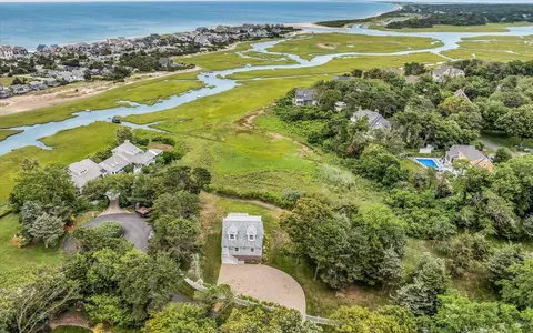 4 Arrowhead Cir, East Sandwich, MA 02537