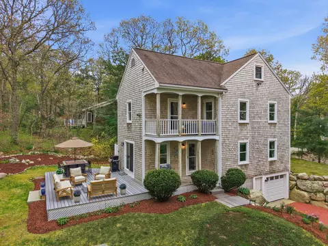 55 Ridgeview Dr, Falmouth, MA 02540