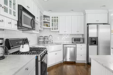 Kitchen - 10 Abbey Gate Rd, Cotuit, MA 02635 photo 3 of 5