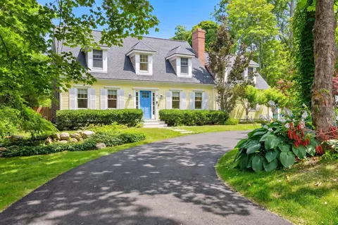 10 Westmoreland Dr, Falmouth, MA 02540
