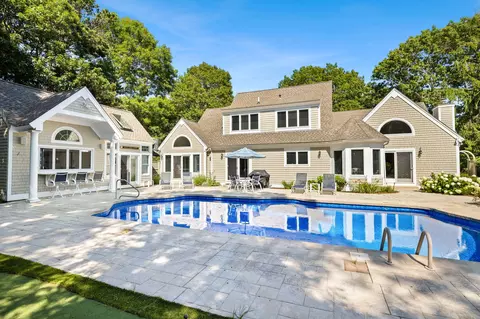 13 Driftwood Cir, Mashpee, MA 02649