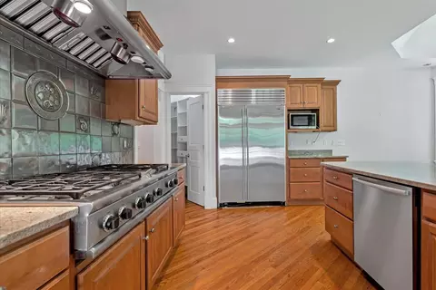 Kitchen - 20 Eagle Dr, Mashpee, MA 02649 photo 5 of 6