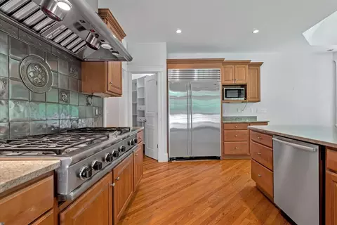 Kitchen - 20 Eagle Dr, Mashpee, MA 02649 photo 3 of 4