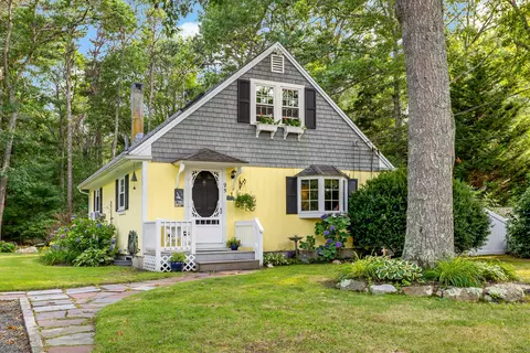 95 Winslow Rd, North Falmouth, MA 02556