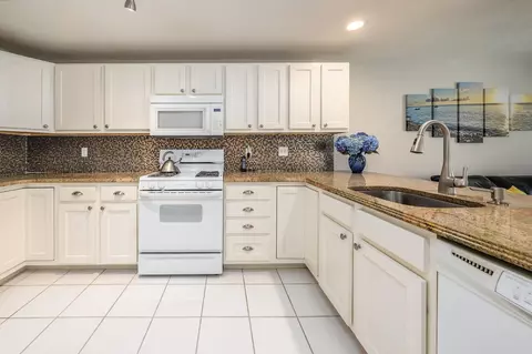 Kitchen - 2 Mainsail Cir, Mashpee, MA 02649 photo 2 of 4