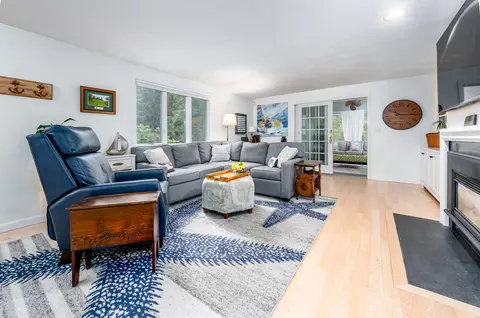 Living - 8 Executive Dr, Mashpee, MA 02649 photo 2 of 5