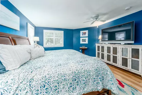 Bedroom - 8 Executive Dr, Mashpee, MA 02649 photo 2 of 5