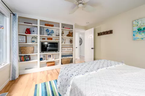 Bedroom - 8 Executive Dr, Mashpee, MA 02649 photo 5 of 5
