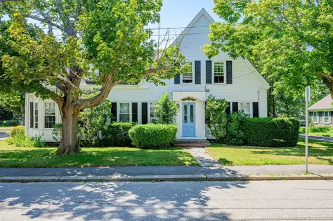 37 School St, Hyannis, MA 02601