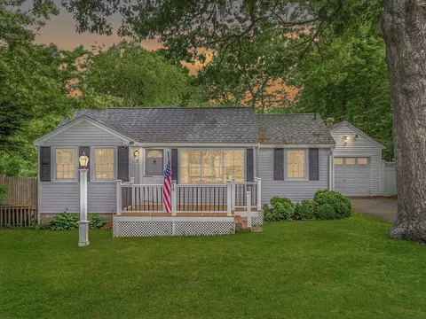 9 Silver Leaf Ln, West Yarmouth, MA 02673