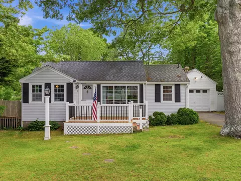 9 Silver Leaf Ln, West Yarmouth, MA 02673