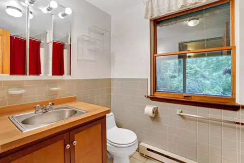 Bath - 174 Middle Rd, Chilmark, MA 02535 photo 2 of 4